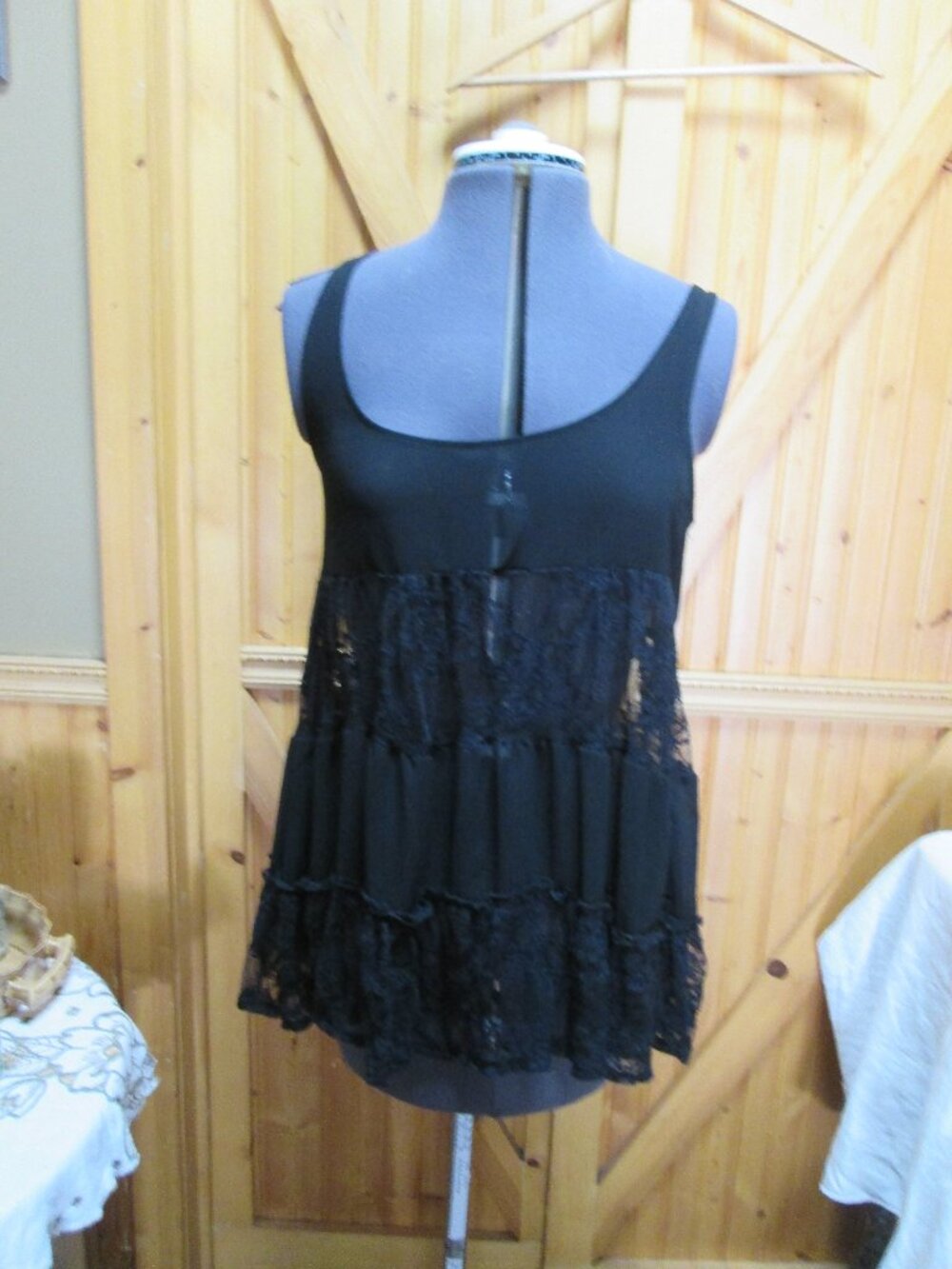 Margo & Sebastian sm sleeveless black ruffled lace blouse